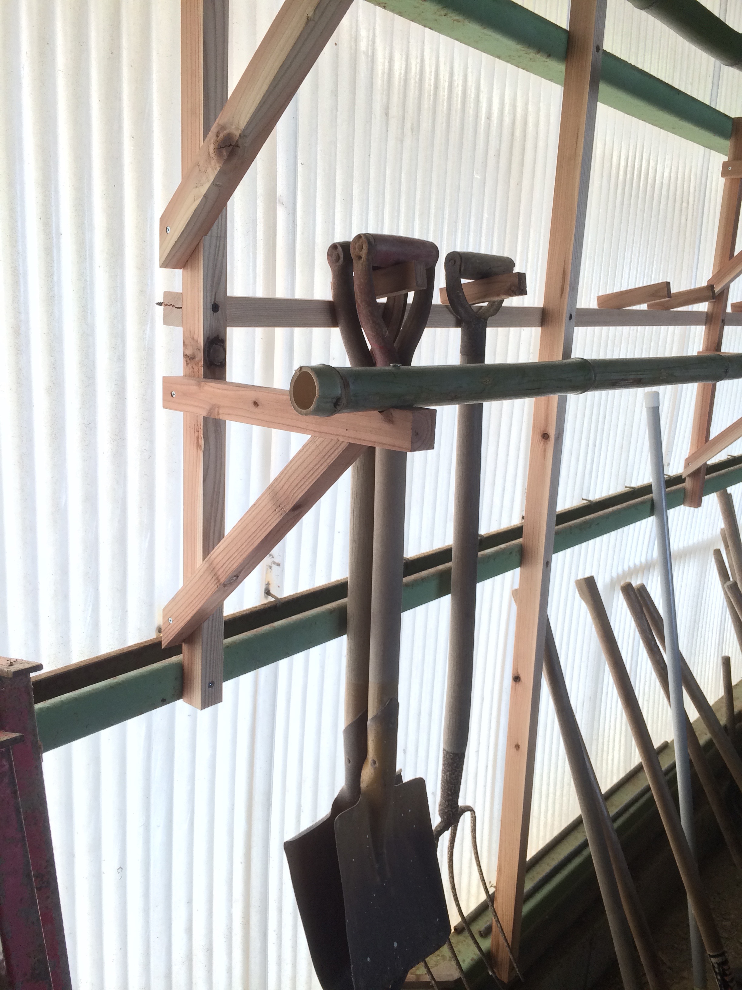 倉庫の整理 ２ 農具掛け作製 鈴鹿で里山 古民家再生