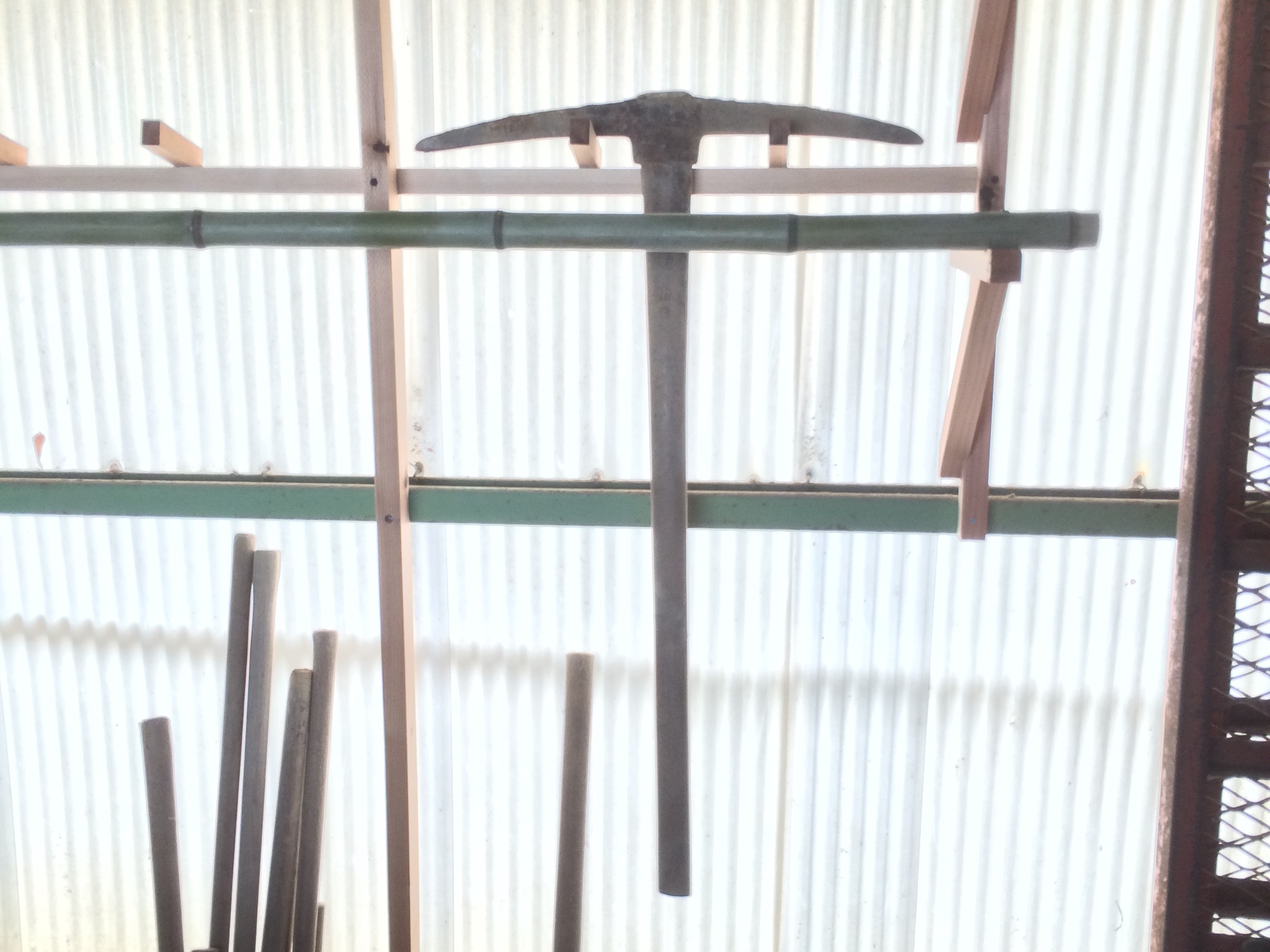 鈴鹿で里山＆古民家再生倉庫の整理（２）農具掛け作製